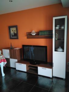 TV at/o entertainment center sa VISTAVEGA 18