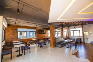 SiayaHotel Lourdes, Siaya的有桌椅和沙发的餐厅