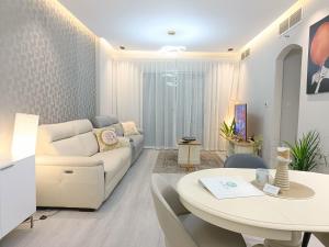 Fotografie z fotogalerie ubytování FULLY FURNISHED 2-BEDROOM APARTMENT IN DUBAI MARINA v Dubaji
