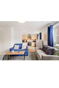 een woonkamer met een blauwe bank en een tafel bij Beautiful Lincoln Abode - Sleeps 6 - Parking in Lincoln