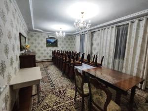 una sala de conferencias con una mesa larga y sillas en 5-комнатный дом посуточно, en Shymkent