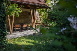 um pátio com mesas e cadeiras num jardim em Hájenka Strakov em Litomysl