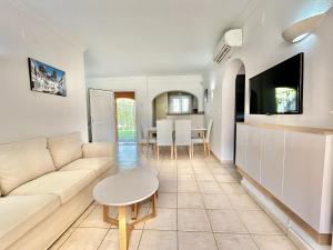 een woonkamer met een bank en een tafel bij Apartamento Teresa in Oliva