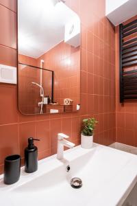 y baño con lavabo y espejo. en Apartamenty Namo by Apart Concept Podhale, en Kościelisko