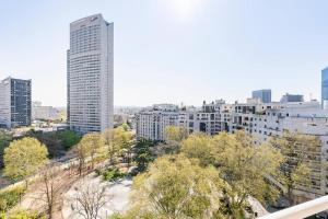 a view of a city with tall buildings at Paris la Défense, lumineux et cosy in Courbevoie