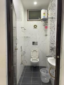 een badkamer met een toilet en een wastafel bij Atithi Homestay in Tirupati