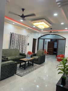 een woonkamer met banken en een salontafel bij Atithi Homestay in Tirupati