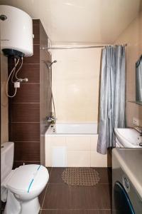 ein Badezimmer mit Toilette, Waschbecken und Badewanne in der Unterkunft Kvartirkoff na Bogatyrskaya 6a, 15th floor in Kiew