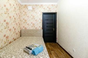 ein kleines Schlafzimmer mit einem Bett und einer Tür in der Unterkunft Kvartirkoff na Bogatyrskaya 6a, 15th floor in Kiew