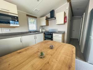 A kitchen or kitchenette at Modern 8 Berth Caravan With Decking At Valley Farm, Essex Ref 46575v