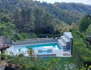 basen w środku ogrodu w obiekcie Cal Abadal - Double room in villa with pool and jacuzzi near Barcelona w mieście Rocafort