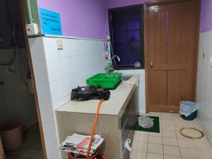 une cuisine avec un évier et une serpillière sur un comptoir dans l'établissement Home Sweet Home, à Kuching