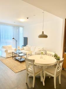 a living room with a table and a couch at Havuz olanağına sahip , otel konforu sunan daire in Istanbul