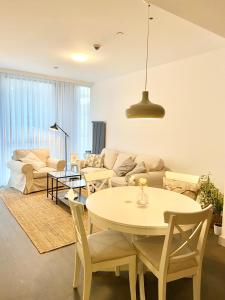sala de estar con mesa y sofá en Havuz olanağına sahip , otel konforu sunan daire en Estambul