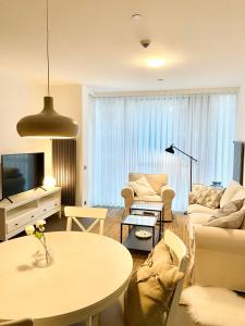 a living room with a couch and a table at Havuz olanağına sahip , otel konforu sunan daire in Istanbul