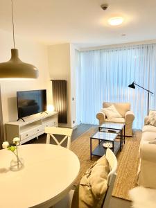 sala de estar con sofá y mesa en Havuz olanağına sahip , otel konforu sunan daire, en Estambul