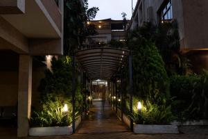 un pasillo de un edificio con luces y plantas en VICTORIA COMFORT INN, en Kisumu