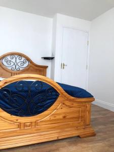 una cama de madera con sábanas azules en una habitación en Beautiful 1-Bed Apartment in Cork, en Cork