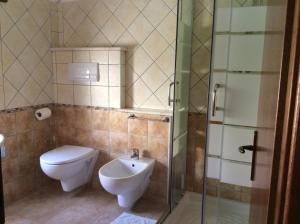 łazienka z toaletą i umywalką w obiekcie B&B Da Francesca w mieście Dorgali