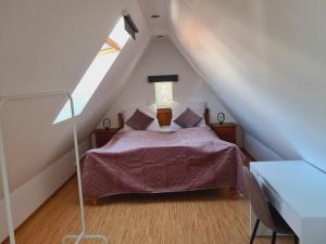 um quarto com uma cama num sótão em Theox No 13 - 6 Pers - Senseo em Heppenheim
