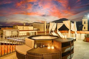 Loceri的住宿－安提卡波薩達酒店，屋顶阳台设有热水浴池