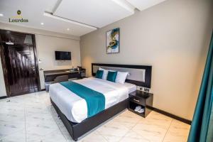 Hotel Lourdes, Siaya客房内的一张或多张床位