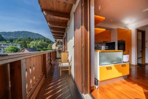 einen Balkon mit einer Küche und Bergblick in der Unterkunft Le Coccinelle in Tarvis