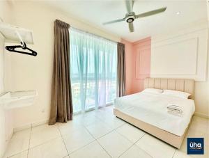 een slaapkamer met een bed en een groot raam bij Akademik Suite by JK Home in Johor Bahru