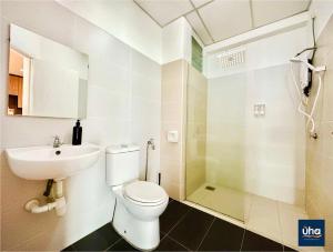 een badkamer met een toilet, een wastafel en een douche bij Akademik Suite by JK Home in Johor Bahru