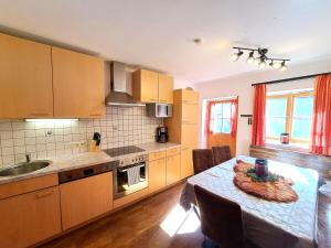 Kuchyň nebo kuchyňský kout v ubytování Appartements Moser