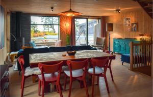 ein Wohnzimmer mit einem Esstisch und Stühlen in der Unterkunft Gorgeous Home In Rauland With Wifi in Torvetjørn