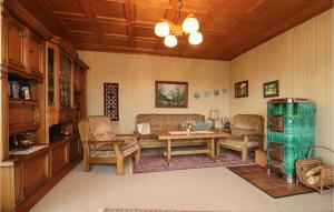 Nice Home In Pulkau With Kitchen في Pulkau: غرفة معيشة مع طاولة وكراسي خشبية