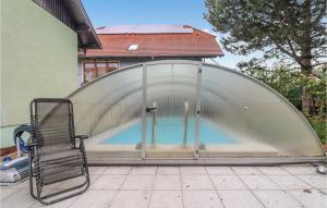 Bazén v ubytování Nice Home In Pulkau With Kitchen nebo v jeho okolí