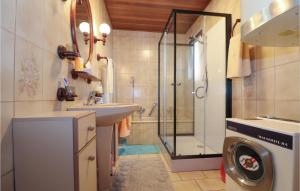Nice Home In Pulkau With Kitchen tesisinde bir banyo