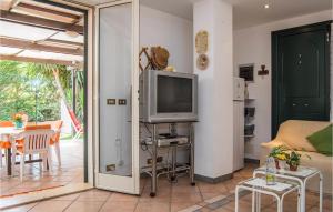 TV tai viihdekeskus majoituspaikassa 4 Bedroom Stunning Home In Marina Di Ragusa