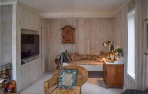 uma sala de estar com um sofá e uma televisão em Amazing Home In Sandefjord With Wifi em Sandefjord