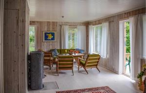 un soggiorno con tavolo e sedie di Amazing Home In Sandefjord With Wifi a Sandefjord