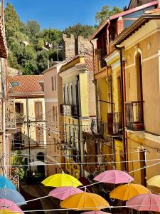 un grupo de paraguas en una ciudad con en F&F Appartments, en Iglesias