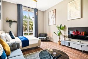 sala de estar con cama y sofá en Luxury apartment at Discovery, en Dubái