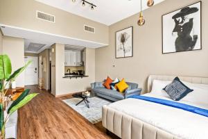 sypialnia z łóżkiem i kanapą w obiekcie Luxury apartment at Discovery w Dubaju