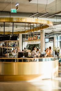 un ristorante con persone sedute al bar di FIRMAMENT Hotel a Feldkirch