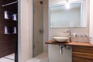 een badkamer met een wastafel en een douche bij Eglise catholique - Cosy and bright apartment in Montreux in Montreux