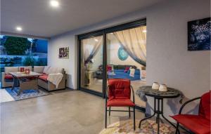 ein Wohnzimmer mit einem Sofa, einem Tisch und Stühlen in der Unterkunft Nice Home In Barban With Outdoor Swimming Pool in Barban