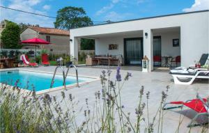 ein Haus mit einem Pool im Hof in der Unterkunft Nice Home In Barban With Outdoor Swimming Pool in Barban