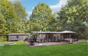 une petite cabine avec terrasse dans une cour dans l'établissement 4 Bedroom Awesome Home In Frederiksvrk, à Frederiksværk