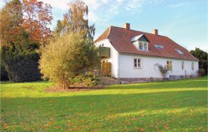 una casa blanca con techo rojo en un campo verde en Beautiful Home In Sydals With Kitchen en Høruphav