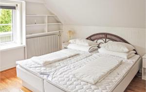 1 cama blanca grande en una habitación con ventana en Beautiful Home In Sydals With Kitchen en Høruphav