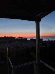 een veranda met uitzicht op de oceaan bij zonsondergang bij Mini appartamento sul mare in Molfetta
