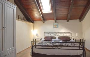 Кровать или кровати в номере Beautiful Home In Moscenicka Draga With Sauna