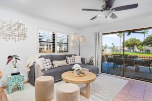 una sala de estar con un sofá y una mesa en The BS Lake House, en Rockport